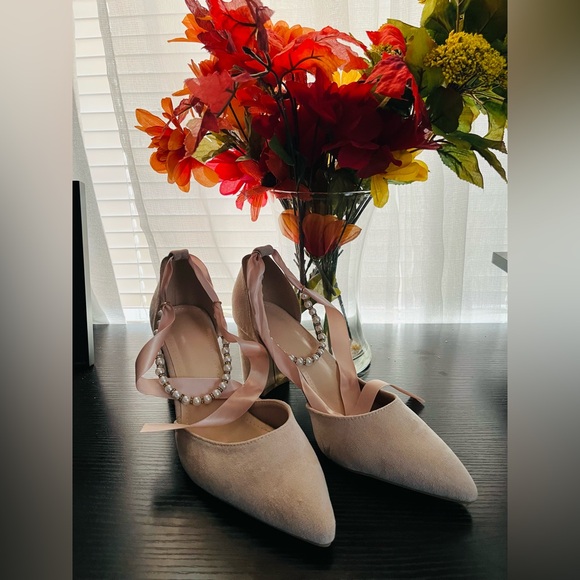 Elegant Beige Block Heel Shoes with faux pearl anklet attachment. NWOT. - Picture 2 of 5